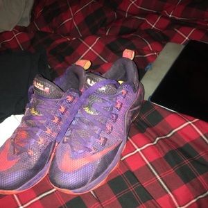 LeBron low basketball shoes size 7.5